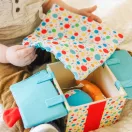 Melissa & Doug bébijáték, Fadoboz meglepetés játékokkal