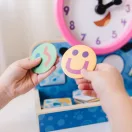 Melissa & Doug fa készségfejlesztő játék, Azúrkék nyomok és te - mágneses óra