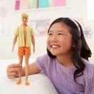 Barbie Fashionista barátok fiú baba - sárga csíkos ingben