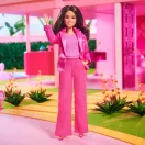 Barbie The Movie - Gloria rózsaszín nadrágkosztümben