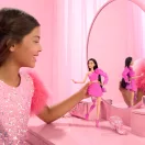 Barbie Trendi Barátnők divatbaba - Rózsaszín ruhában, lábprotézissel