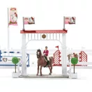 Schleich 42338 Nagy lóversenypálya szett, lovasokkal és lovakkal