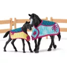 Schleich 42611 Istállóállás Appaloosa kancával és csikóval