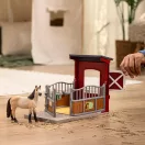 Schleich 42724 Istállóállás Musztáng kancával
