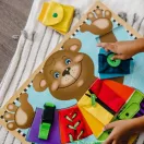 Melissa & Doug Készségfejlesztő tábla, Tanuló maci, öltözködés