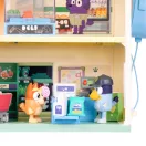 Bluey Szupermarket játékszett Bluey és Bingo figurával, hangosbemondóval