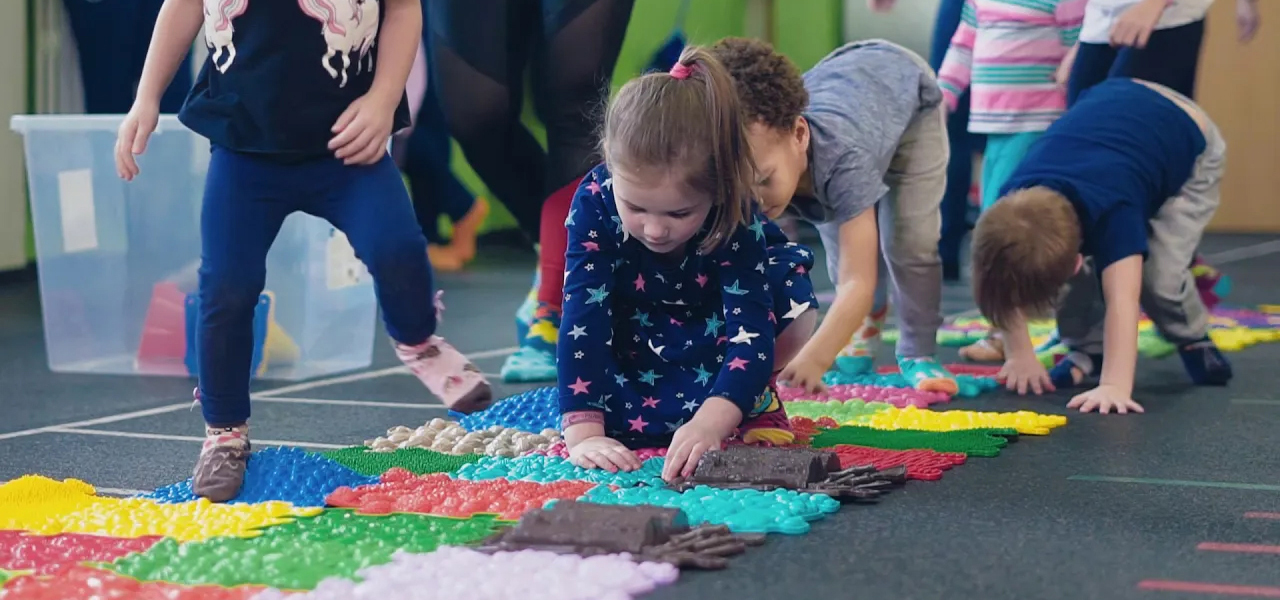 Szenzoros ortopédiai szőnyegek: A mezítláb járás elképesztő előnyei gyerekkorban